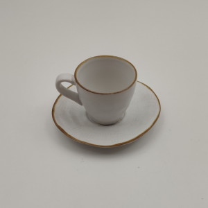 Taza de porcelana blanca con filo dorado. Especialistas en listas de boda Cuidada selección de artículos de mesa y decoración